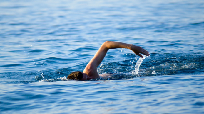 Mattéo Lutin nage dans la mer